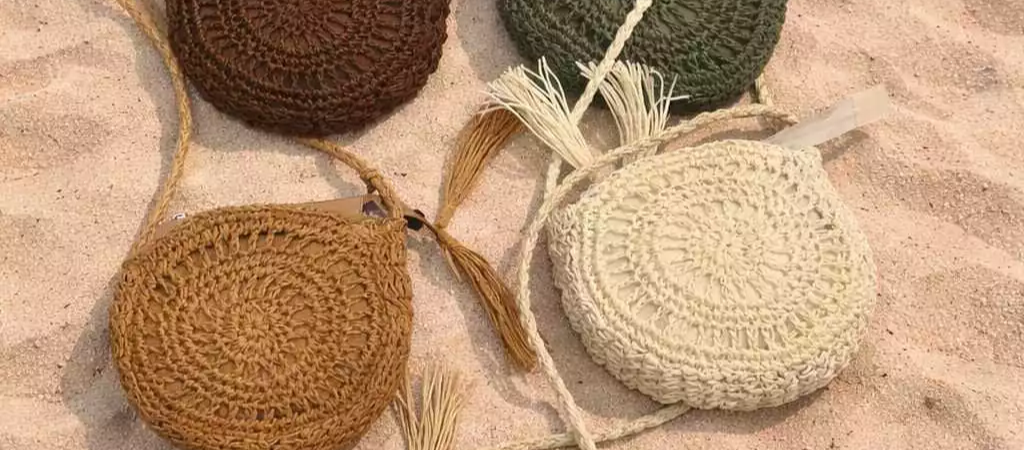 Bolsa Palha Sintética Alça Longa Transversal Mandala Espiral Artesanal